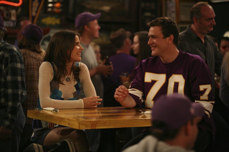 Da Robin (Cobie Smulders, l.) in diesem Jahr besonders unter Heimweh leidet, nimmt Marshall (Jason Segel, r.) sie mit in eine Bar, die ihn an seine Heimat Minnesota erinnert. Robin fühlt sich sehr wohl, bis es Marshall zu viel wird … – Bild: © 20th Century Fox International Television