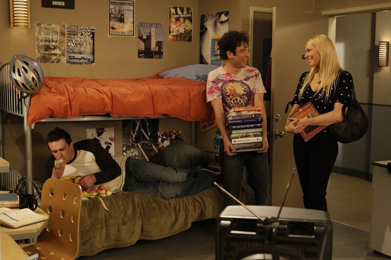 Robin erfährt Geschichten aus der College Zeit von Marshall (Jason Segel, l.), Ted (Josh Radnor, M.) und seiner damaligen Freundin Karen (Laura Prepon, r.) … – Bild: © 20th Century Fox International Television
