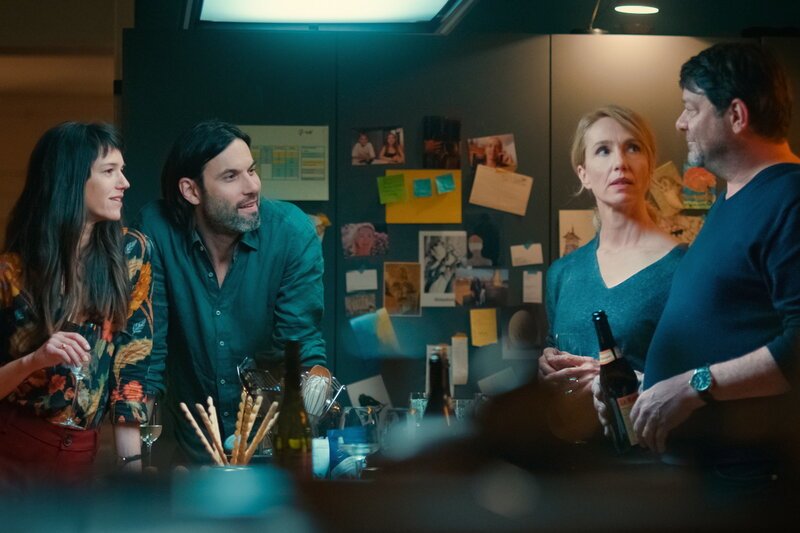 Die Nachbarn von oben Maximilian Simonischek als Salvi, Sarah Spale als Lisa, Roeland Wiesnekker als Thomas, Ursina Lardi als Anna SRF/Elite Filmproduktion AG – Bild: SRF Die Nachbarn von oben Maximilian Simonischek als Salvi, Sarah Spale als Lisa, Roeland Wiesnekker als Thomas, Ursina Lardi als Anna SRF/Elite Filmproduktion AG – Bild: SRF