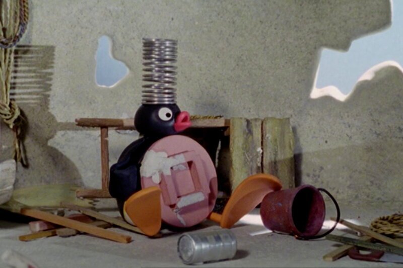Pingu mit dem kaputten Tisch. – Bild: SF1