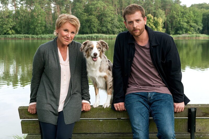 Käthe und ich – Dornröschen Christoph Schechinger als Psychologe Paul, Käthe, Pauls Therapiehündin, Mariele Millowitsch als Hildegard Möller SRF/​MDR/​ARD Degeto/​Britta Krehl – Bild: SF1