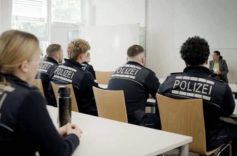Polizisten der Polizeihochschule Baden-Württemberg treffen auf Vertreter der Sinti und Roma. – Bild: SWR/​Elbmotion Filmproduktion/​Florian Lengert