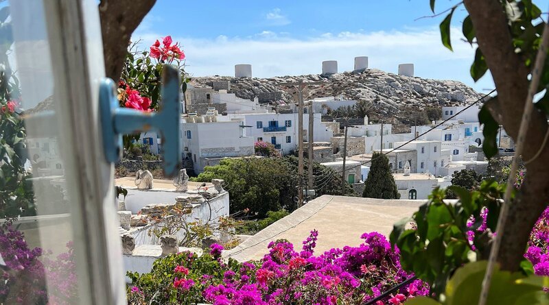 Die Choras ist der traditionelle Hauptort griechischer Inseln. Die Chora von Amorgos ist ein Bilderbuchort – schneeweiße Häuser, blaue Fensterläden, pittoreske Gassen mit kleinen Kirchen und Kapellen. – Bild: ZDF und HR/Natascha Rhein Die Choras ist der traditionelle Hauptort griechischer Inseln. Die Chora von Amorgos ist ein Bilderbuchort – schneeweiße Häuser, blaue Fensterläden, pittoreske Gassen mit kleinen Kirchen und Kapellen. – Bild: ZDF und HR/Natascha Rhein