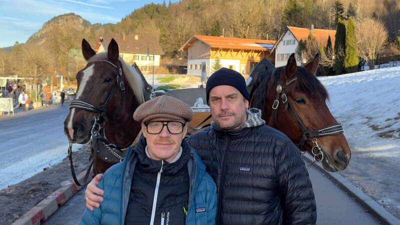 Von links: Simon Schwarz und Sebastian Bezzel. – Bild: Ralf Wilschewski /​ BR, Film Five GmbH