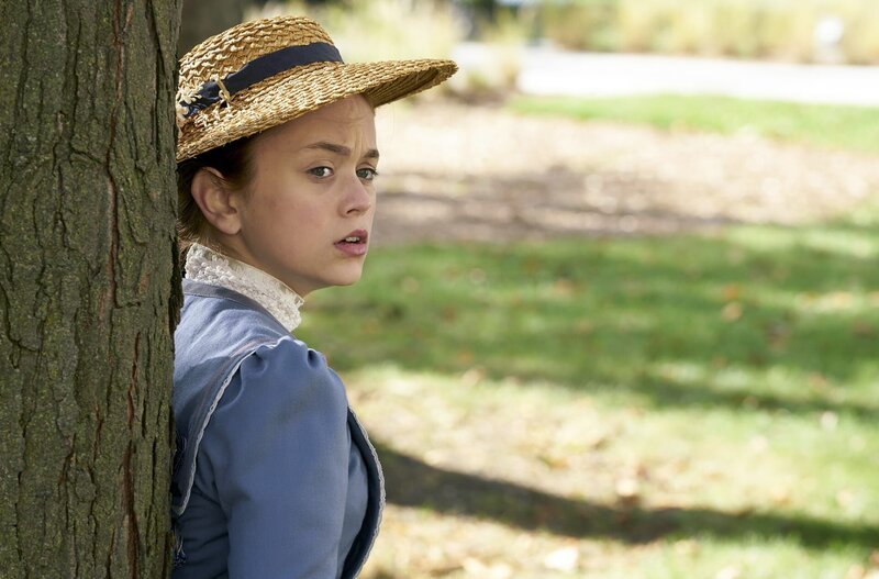 Die Geschwister Marilla und Matthew Cuthbert entscheiden sich dafür, einen Waisenjungen zu adoptieren, der ihnen bei der Arbeit auf ihrer Farm „Green Gables“ helfen soll. Doch als Matthew mit seiner Kutsche am Bahnhof vorfährt, um den Jungen abzuholen, wartet dort Anne Shirley auf ihn. Während der Kutschfahrt redet sich das fantasievolle rothaarige Mädchen sofort in Matthews Herz. – Bild: BR/​Palatin Media