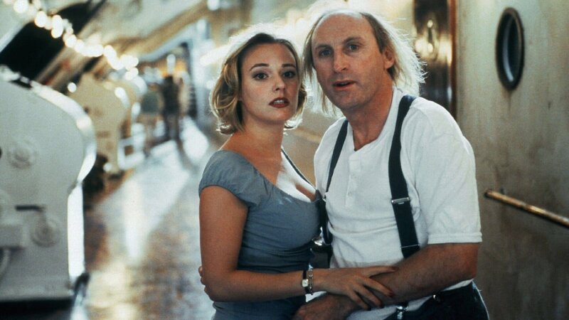 Otto (Otto Waalkes) und Sonja (Eva Hassmann) sind als Passagiere des Dampfers Queen Henry auf hoher See nach New York unterwegs. Doch böse Machenschaften an Board verwandeln die Fahrt schnell in eine Katastrophe. – Bild: ZDF und Cinetext/Jahnke Otto (Otto Waalkes) und Sonja (Eva Hassmann) sind als Passagiere des Dampfers Queen Henry auf hoher See nach New York unterwegs. Doch böse Machenschaften an Board verwandeln die Fahrt schnell in eine Katastrophe. – Bild: ZDF und Cinetext/Jahnke