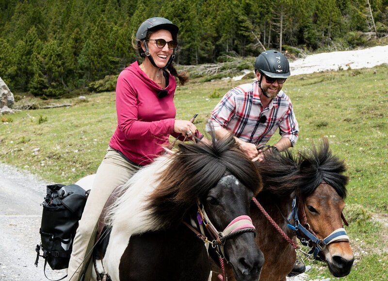 Iris Hauschild fürht NIk auf den Isländern durchs Val Mora im Val Müstair – Bild: SRF