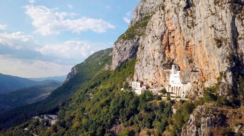 Kloster Ostrog wurde als Zufluchtsort in den Fels gebaut. – Bild: ZDF und NDR/elbmotion pictures Kloster Ostrog wurde als Zufluchtsort in den Fels gebaut. – Bild: ZDF und NDR/elbmotion pictures
