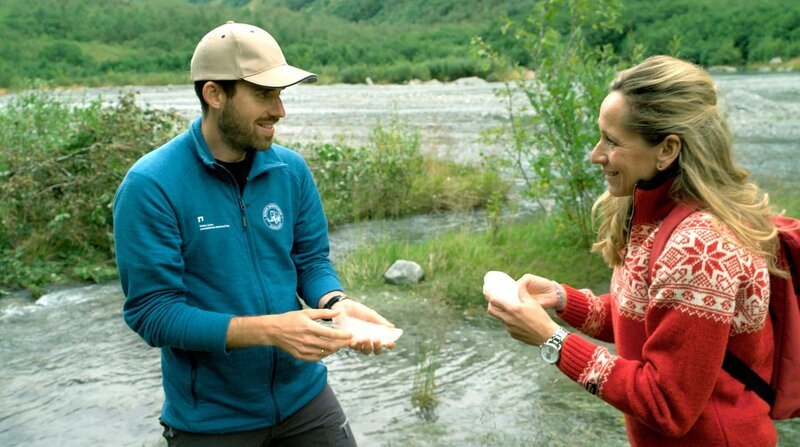 Nationalparksgeologe Pål (l) zeigt Tamina Kallert Eis aus der Wikingerzeit. – Bild: ZDF und WDR