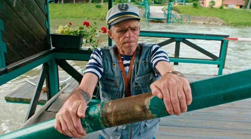 Fährmann Anton Schopf überquert mit Rollfähre die in der Mitte der Mur liegende Grenze zwischen Österreich und Slowenien – Bild: MDR/​Saxonia Entertainment