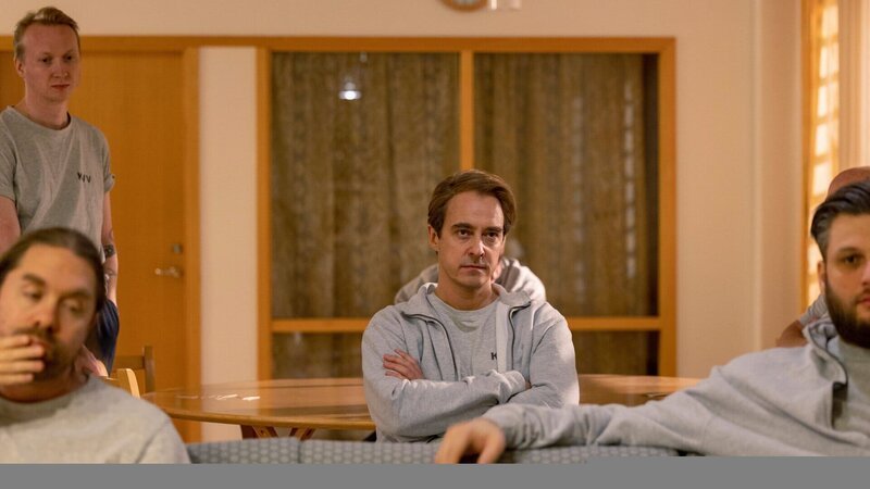 Im Gefängnis schaut sich Tommy (Jonas Karlsson, M.) mit Genugtuung die Dokumentation über sich im Fernsehen an. Sie soll seinen Ruf wieder reinwaschen. – Bild: ZDF und Niklas Maupoix