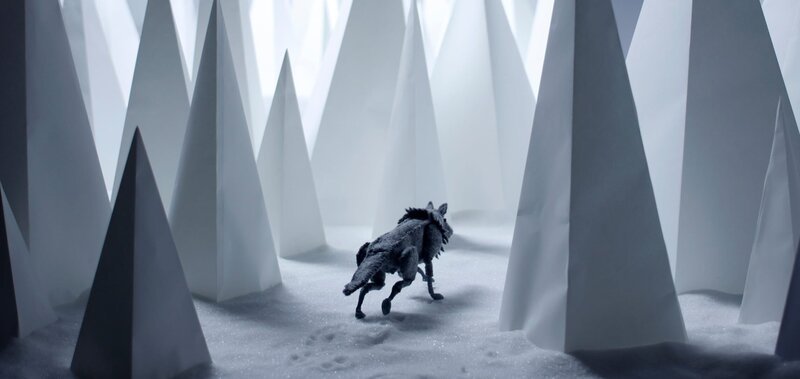 Ein Wolf auf seinem Weg durch die vermeintlich heile Welt eines verschneiten Waldes. – Bild: Kerstin Gramberg /​ ZDF und Kerstin Gramberg /​ Honorarfrei – nur für diese Sendung bei Nennung ZDF und Kerstin Gramberg.