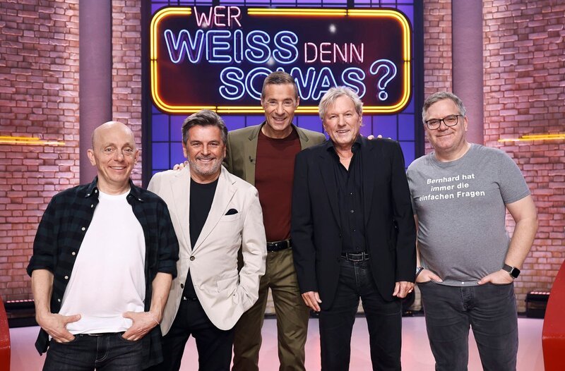 Moderator Kai Pflaume und seine Rateteam-Kapitäne Bernhard Hoëcker und Elton begrüßen in dieser Sendung den Sänger und Musikproduzent Thomas Anders (2.v.l.) und den Sänger sowie Fernseh- und Radiomoderator Bernhard Brink (2.v.r.). – Bild: ARD/​Morris Mac Matzen