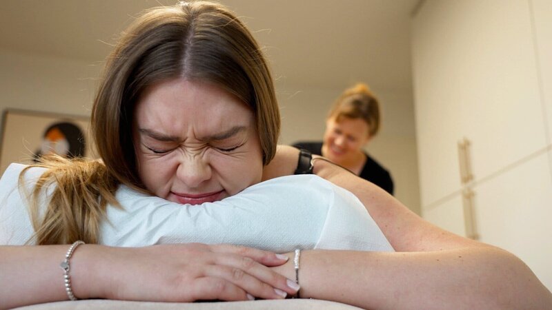 Chronische Krankheit Lipödem – Schmerzen, Bodyshaming und Unverständnis Marlou geht jede Woche in die Lymphdrainage, um ihre chronischen Schmerzen zu lindern. – Bild: SRF