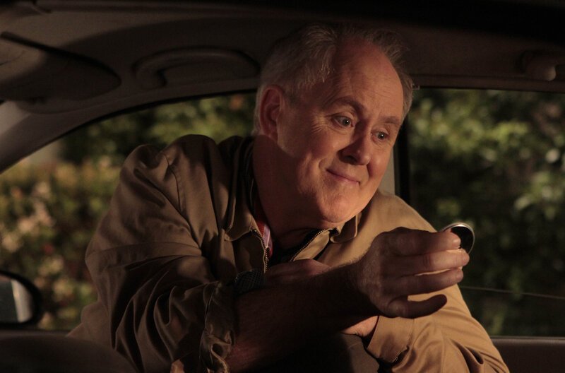 Barney möchte seinem Vater (John Lithgow) näherkommen und bittet deshalb seine Freunde darum, sein Leben aufregender erscheinen zu lassen … – Bild: 20th Century Fox International Television