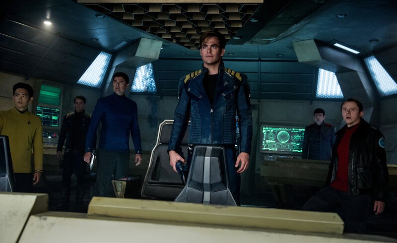 Müssen in den Weiten des Weltraums zusammenhalten: (v.l.n.r.) Sulu (John Cho), Chekov (Anton Yelchin), Doc Bones (Karl Urban), Captain Kirk (Chris Pine), Spock (Zachary Quinto) und Scotty (Simon Pegg) … – Bild: © 2016 Paramount Pictures. STAR TREK and related marks and logos are trademarks of CBS Studios Inc. /​ Kimberley French /​ Kimberley French