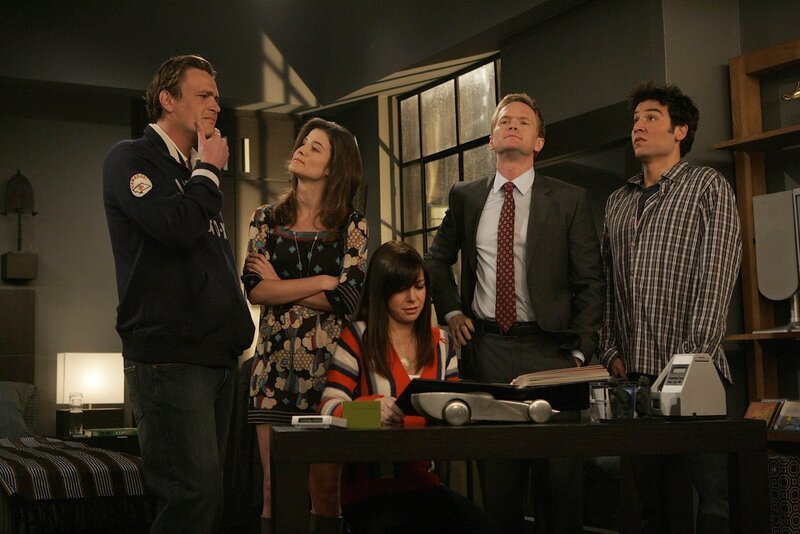 Gehen gemeinsam auf die Suche nach Barneys (Neil Patrick Harris, 2.v.r.) Rächerin: Ted (Josh Radnor, r.), Marshall (Jason Segel, l.), Lily (Alyson Hannigan, M.) und Robin (Cobie Smulders, 2.v.l.) … – Bild: © 20th Century Fox International Television