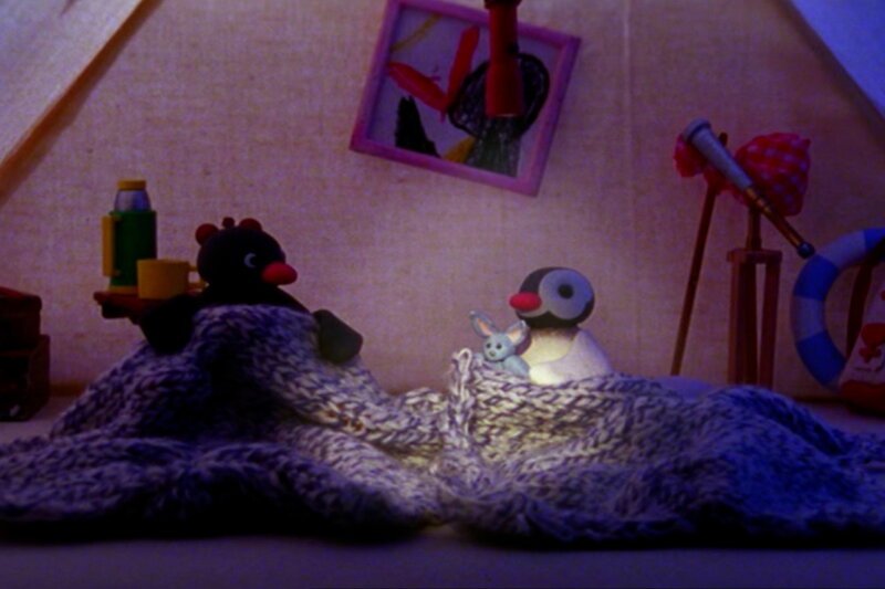 Guetnachtgschichtli Pingu Staffel 5 Folge 11 Pingu - Übernachtung im Zelt Pingu und Pinga im Zelt. – Bild: SRF/​Joker Inc., d.b.a., The Pygos Group