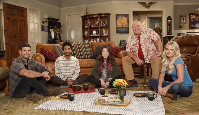 (v.l.n.r.) Riley (Parker Young); Al (Adhir Kalyan); Lizzie (Elizabeth Alderfer); Art (Dean Norris); Vanessa (Kelli Goss) – Bild: 2020 Warner Bros. Entertainment Inc. All Rights Reserved. /​ Robert Voets Lizenzbild frei