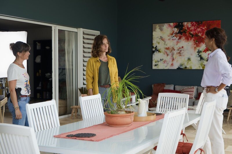 (v.l.n.r.) Gaëlle Crivelli (Béatrice de la Boulaye); Laura Bellanger (Lydie Melki); Mélissa Sainte-Rose (Sonia Rolland) – Bild: Steavy Marie-Angélique – FTV – Fedent Lizenzbild frei