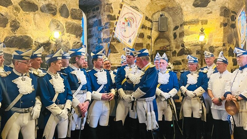 Tim Mälzer (4.v.l.) und Philipp Vogel (3.v.l.) beim Regimentsspielmannszug Blaue Funken – Bild: RTL /​ Endemol Shine /​ Florian Schuchmann