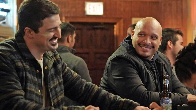 Otis (Yuri Sardarov, l.), Joe Cruz (Joe Minoso) – Bild: TVNOW /​ NBC Universal