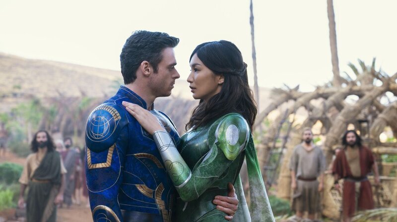 (L-R): Ikaris (Richard Madden) and Sersi (Gemma Chan) in Marvel Studios’ ETERNALS. Photo: Sophie Mutevelian ©Marvel Studios 2021. All Rights Reserved. – Bild: Marvel Studios (L-R): Ikaris (Richard Madden) and Sersi (Gemma Chan) in Marvel Studios’ ETERNALS. Photo: Sophie Mutevelian ©Marvel Studios 2021. All Rights Reserved. – Bild: Marvel Studios