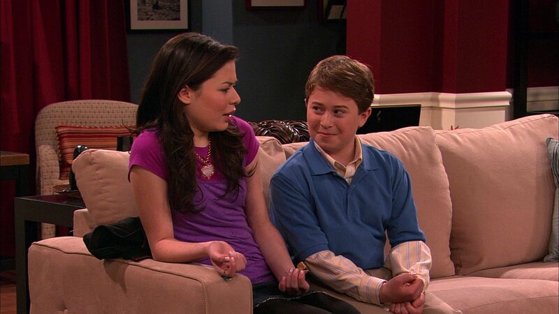 Carly Shay (Miranda Cosgrove), Nevel Papperman (Reed Alexander) – Bild: ViacomCBS
