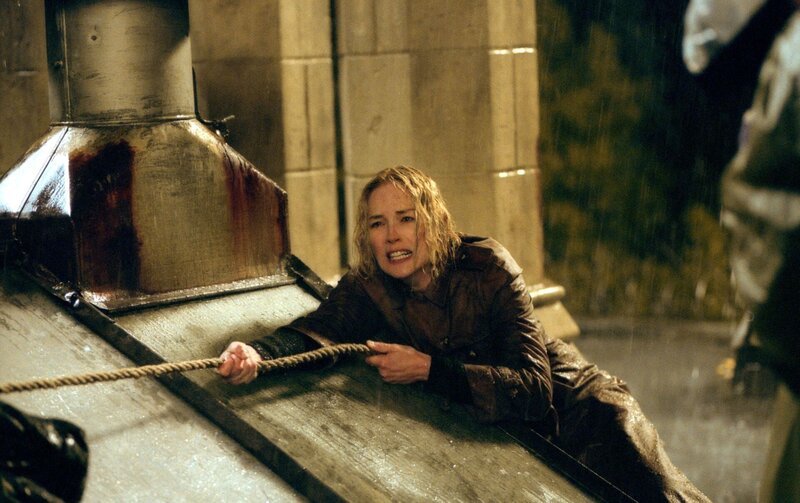 Leah (Sharon Stone) und ihr Mann kommen dem schrecklichen Geheimnis des Hauses auf die Schliche und begeben sich in große Gefahr … – Bild: Sat.1 Gold Leah (Sharon Stone) und ihr Mann kommen dem schrecklichen Geheimnis des Hauses auf die Schliche und begeben sich in große Gefahr … – Bild: Sat.1 Gold