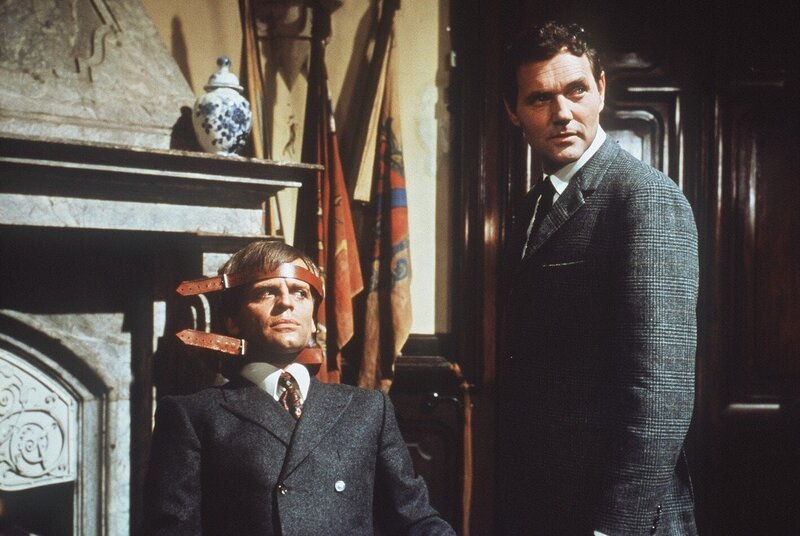 Dave Emerson (Klaus Kinski l.) und Inspector Craig (Harald Leipnitz) – Bild: RTL /​ © Tobis Film