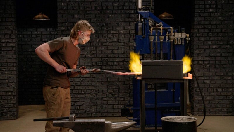 Der Kandidat macht ein Schwert – Bild: uklib /​ THE HISTORY CHANNEL /​ A+E Networks