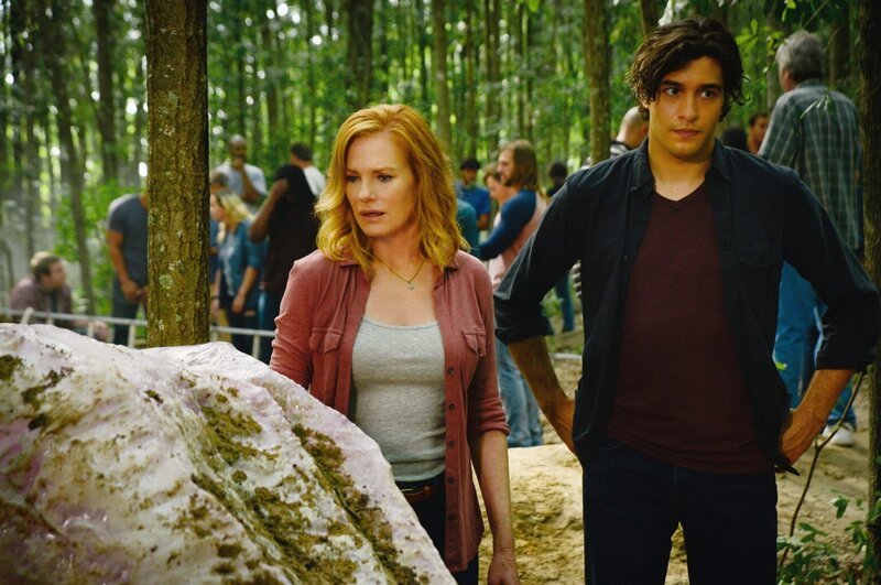 Christine und Junior üben immer mehr Macht auf die Stadtbewohner aus. – Bild: CBS Studios Inc.