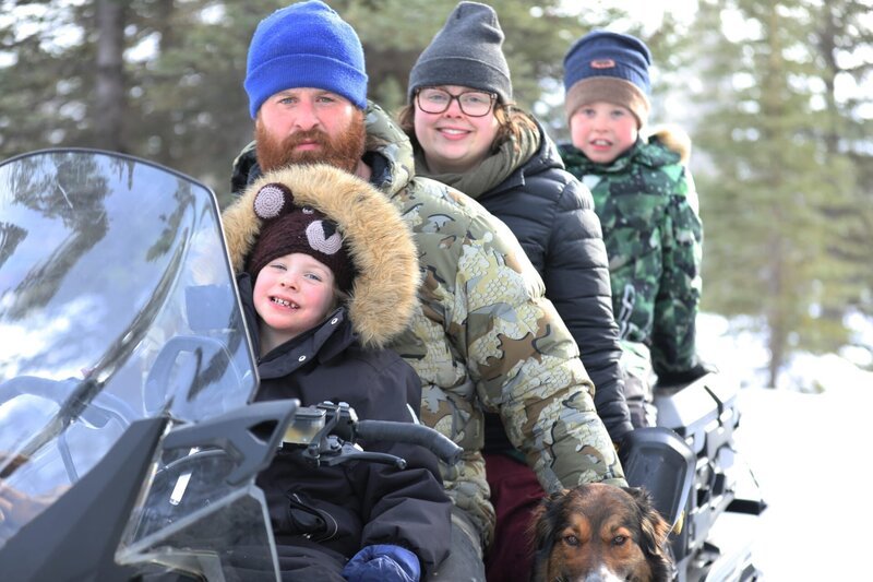 Elovie, Kaleb, Brittany und Gilbert Rowland auf einem Schneemobil. (National Geographic/​Mike Fennell) – Bild: National Geographic /​ Mike Fennell /​ National Geographic/​Mike Fennell