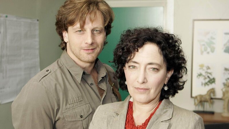Schulleiterin Herenberg (Andrea Bürgin) und Stefan Vollmer (Hendrik Duryn) – Bild: RTL / Frank Dicks Schulleiterin Herenberg (Andrea Bürgin) und Stefan Vollmer (Hendrik Duryn) – Bild: RTL / Frank Dicks