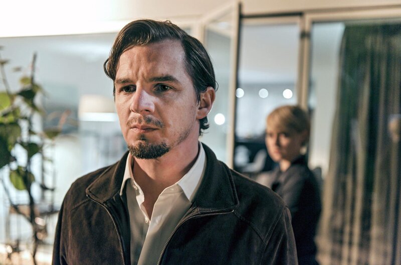 Seiner Frau Leonie (Lisa Wagner) gesteht Manuel (Felix Klare) schließlich die Wahrheit. – Bild: WDR/Frank Dicks Seiner Frau Leonie (Lisa Wagner) gesteht Manuel (Felix Klare) schließlich die Wahrheit. – Bild: WDR/Frank Dicks