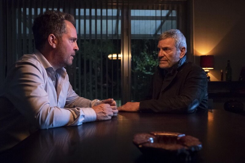 Edward (Tom Hollander, l.); Julien Baptiste (Tchéky Karyo, r.) – Bild: Two Brothers Pictures and all3media international Lizenzbild frei