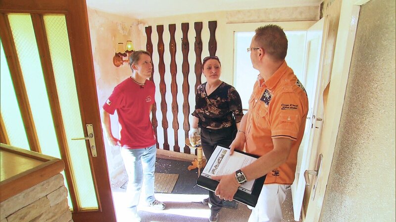 Jan (li.) und seine Frau Katja besichtigen ein Haus mit 120 qm Wohnfläche für 25.000 Euro. Der Makler (re.) bietet aufgrund des schlechten Zustands an, die Besitzer auf 15.000 Euro runterzuhandeln. – Bild: RTL II