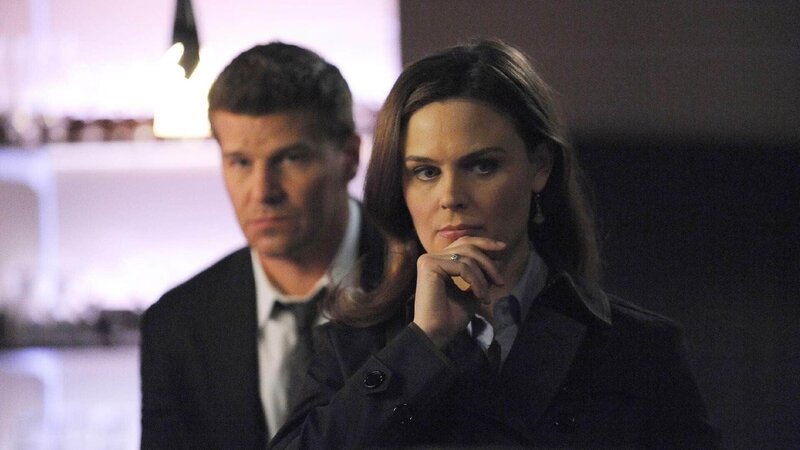 Booth (David Boreanaz) und Brennan (Emily Deschanel) müssen den Mord an einem Freizeitcomedian aufklären, der seine Witze offenbar bei anderen Comedians geklaut hat. Hat ihm diese Tatsache das Leben gekostet? – Bild: RTL /​ FOX