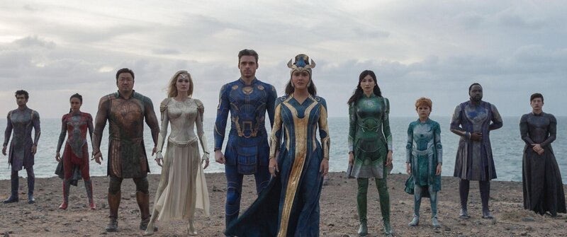 (v.l.n.r.) Kingo (Kumail Nanjiani); Makkari (Lauren Ridloff); Gilgamesh (Don Lee); Thena (Angelina Jolie); Ikaris (Richard Madden); Ajak (Salma Hayek); Sersi (Gemma Chan); Sprite (Lia McHugh); Phastos (Brian Tyree Henry); Druig (Barry Keoghan) – Bild: Marvel Studios