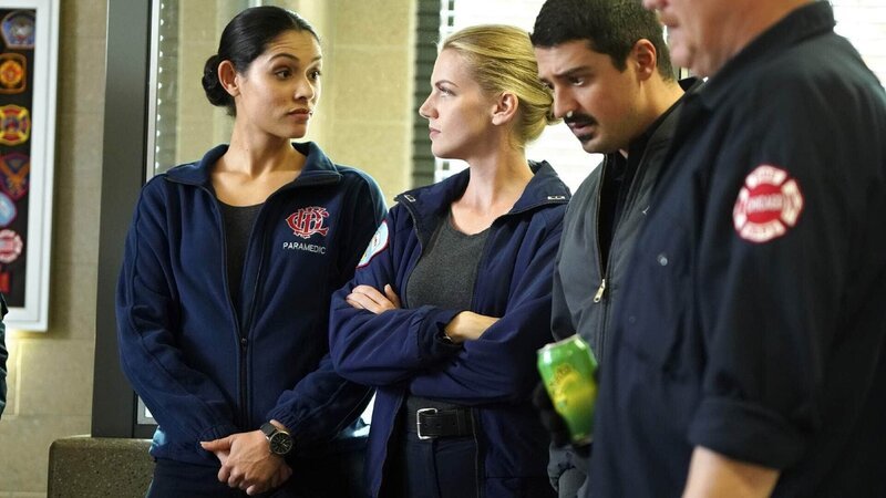 V.l.: Stella Kidd (Miranda Rae Mayo), Sylvie Brett (Kara Killmer), Otis (Yuri Sardarov), Mouch (Christian Stolte) – Bild: TVNOW /​ NBC Universal