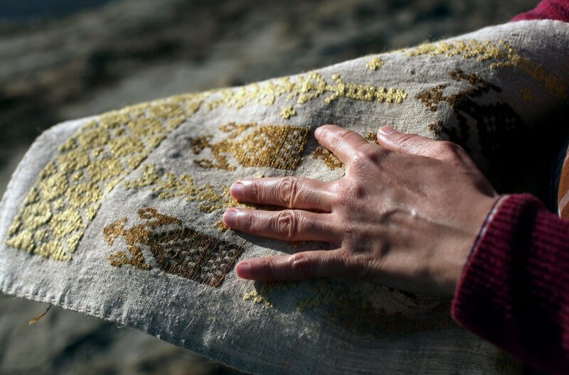 Muschelseide ist der gereinigte und gekämmte Faserbart der Edlen Steckmuschel, der größten Muschel des Mittelmeers. – Bild: MedienKontor/​Therese Engels
