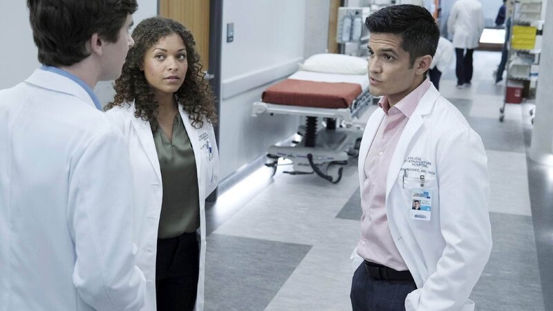 Dr. Shaun Murphy (Freddie Highmore, Rückansicht), Dr. Claire Browne (Antonia Thomas), Dr. Neil Melendez (Nicholas Gonzalez) – Bild: MG RTL D