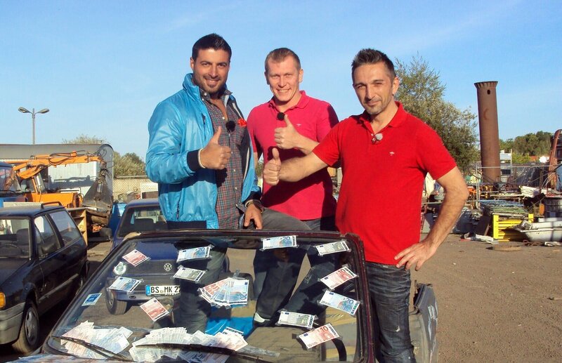 Sükrü, Otto und Mauro sind von der Größe von Lothars Schrott- und Trödel-Imperium völlig überwältigt. – Bild: RTL II