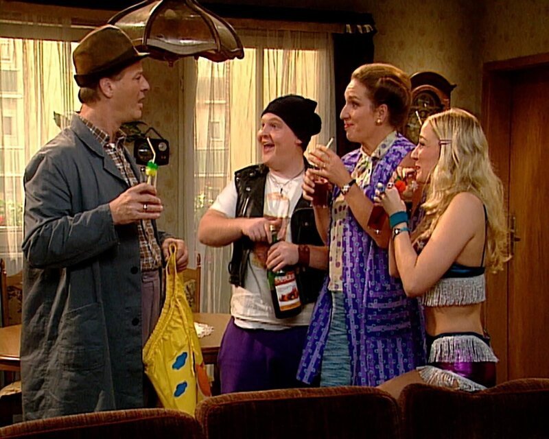 v.l.: Dieter (Tom Gerhardt), Tommie (Axel Stein), Lisbeth (Irene Schwarz), Carmen (Janine Kunze) – Bild: RTL /​ Constantin Film Verleih GmbH