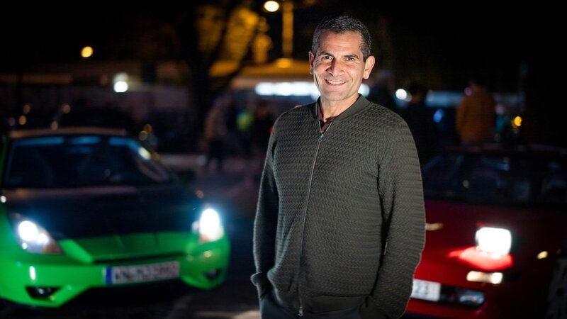 Mitri Sirin auf einem Tuningtreffen bei Stuttgart. – Bild: ORF/​ZDF/​Bewegte Zeiten