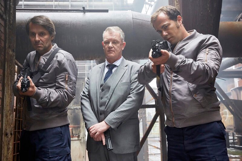 Torben Wilders (Thomas Lawinky, M.) und seine Schergen (l. Komparse, r. Marcel Batangtaris) treiben ihr Opfer erbarmungslos in die Enge … – Bild: RTL Crime