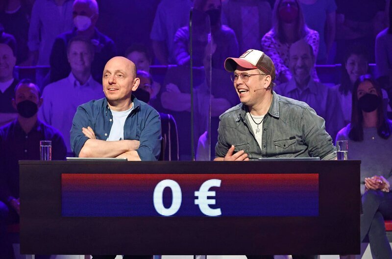 Rateteam-Kapitän Bernhard Hoëcker (l.) und der Fernsehkoch Mario Kotaska (r.) bilden ein Rateteam. – Bild: ARD/​Morris Mac Matzen