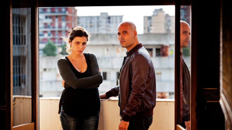 Teresa (Irene Maiorino) und Ciro Di Marzio (Marco D’Amore) – Bild: AXN Black