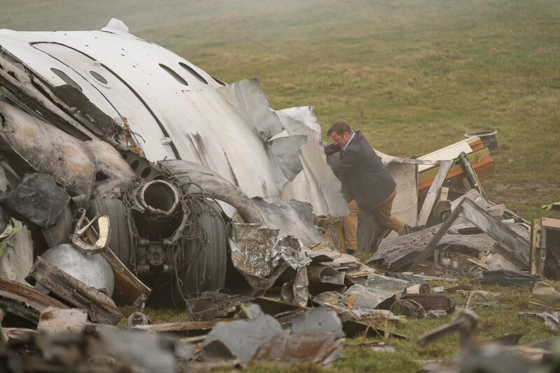 REENACTMENT – William McGrory (played by Benjamin James), a survivor of downed Ansett New Zealand Flight 703, attempts to dislodge wreckage in search of other survivors. – Bild: Darren Goldstein /​ Cineflix 2020