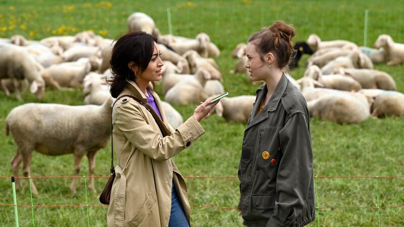 Von links: Clara Hiller (Sabrina Amali) und Nathalie Kirchberger (Emilia Braumandl) – Bild: Barbara Bauriedl /​ BR, ORF, maze pictures GmbH